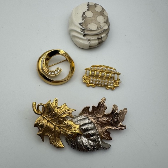 Avon Jewelry - Vintage 70s 80s brooch pin lot Avon Gold Toned Craft Clip Bonus